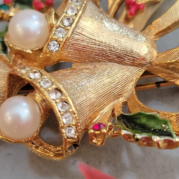 Vintage Christmas Bell Brooch ~ Unsigned ~ 1960s? ~ Rhinestone Embellished - Picture 15 of 16